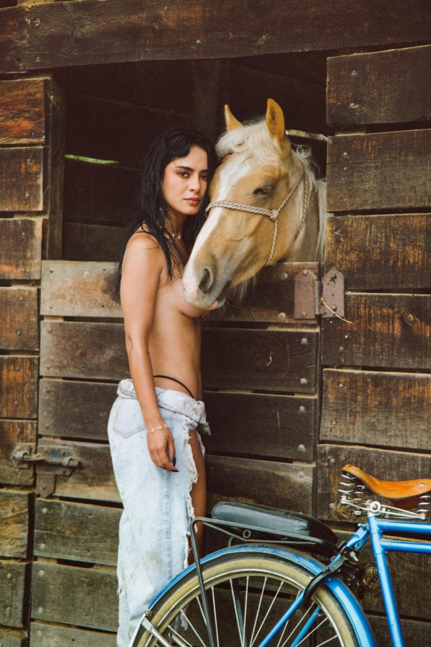 Producción fotográfica Queenie junto a un caballo